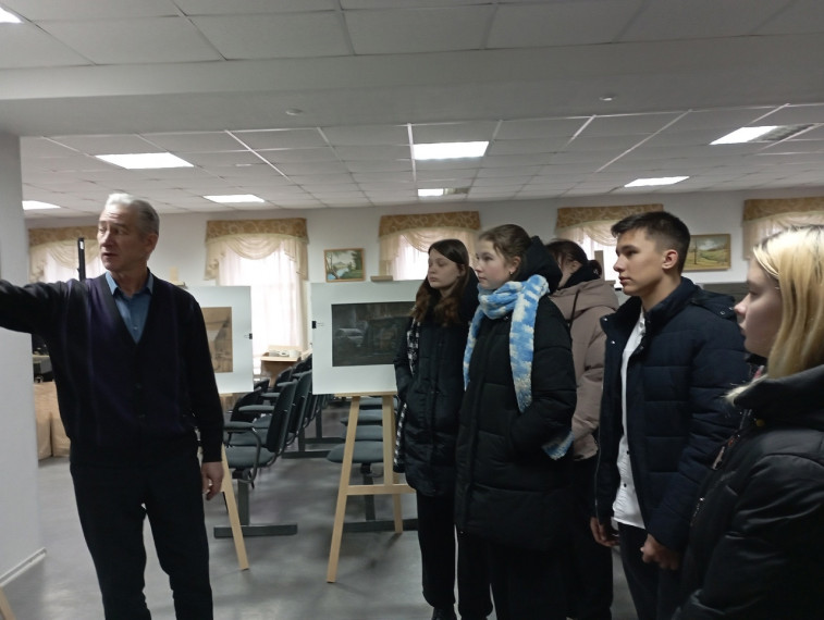 Вторым пунктом сегодняшнего путешествия в г. Боровичи у 9 а класса была экскурсия на старейшее предприятие по производству бумаги- АО "Вельгийская бумажная фабрика".